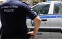 Δυτική Ελλάδα: Πετούσε τα χρυσαφικά που είχε κλέψει από το...περιπολικό!