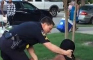 ΗΠΑ: Παραιτήθηκε ο αστυνομικός που απείλησε έφηβους σε πάρτι - Φωτογραφία 1