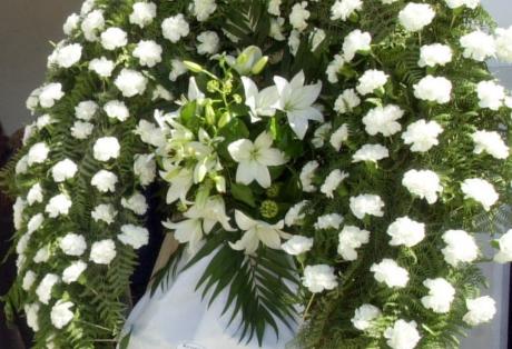 Θρήνος στην κηδεία της 7χρονης που δολοφονήθηκε σπό τον πατέρα της - Φωτογραφία 1