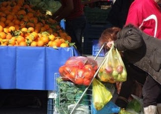 ΣΑΣ ΕΝΔΙΑΦΕΡΕΙ: Δωρεάν λαϊκή αγορά για ανέργους και απόρους - Δείτε σε ποια περιοχή - Φωτογραφία 1