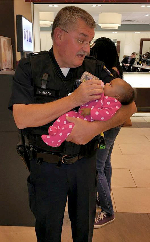 Θα λιώσετε: ΔΕΙΤΕ τι έκανε αστυνομικός όταν η μαμά ενός μωρού έπαθε κρίση [photo] - Φωτογραφία 2
