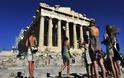 Bloomberg: Η Ελλάδα χρειάζεται όσο ποτέ τους τουρίστες να την ξελασπώσουν