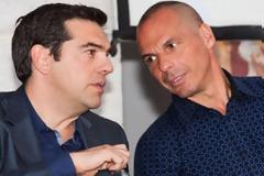 Μια σπάνια στιγμή - Τι συνέβη μεταξύ Τσίπρα και Βαρουφάκη χθες βράδυ στην ΕΡΤ; [photos]