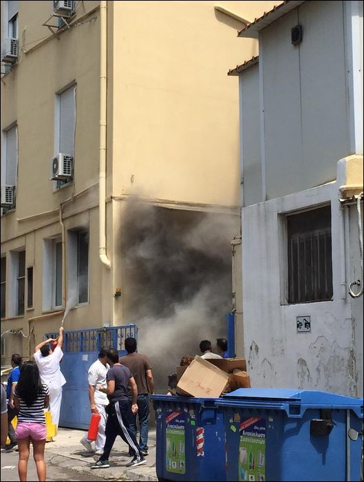 ΠΡΙΝ ΑΠΟ ΛΙΓΟ: Φωτιά στο Ιπποκράτειο [photos] - Φωτογραφία 3