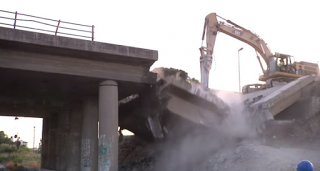 Εντυπωσιακή κατεδάφιση της γέφυρας στον κόμβο του Ρίου [video] - Φωτογραφία 1