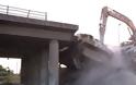 Εντυπωσιακή κατεδάφιση της γέφυρας στον κόμβο του Ρίου [video]
