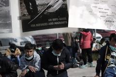 Τούρκοι πωλούν ελληνικό τουριστικό οδηγό σε... μετανάστες
