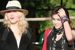 Madonna: Η κόρη της με grannyhair δεν θυμίζει σε τίποτα την βασίλισσα της ποπ [photos]