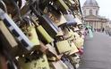 Παρίσι: Γκράφιτι στη θέση των «λουκέτων της αγάπης» - Φωτογραφία 2