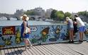 Παρίσι: Γκράφιτι στη θέση των «λουκέτων της αγάπης» - Φωτογραφία 3