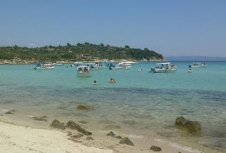Πανικός σε γνωστή παραλία της Χαλκιδικής - Τα παιχνίδια στην θάλασσα σταμάτησαν απότομα... - Φωτογραφία 1