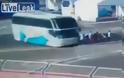 Βίντεο που ΣΟΚΑΡΕΙ: Λεωφορείο με ιλιγγιώδης ταχύτητα πατάει αθλήτριες [video]