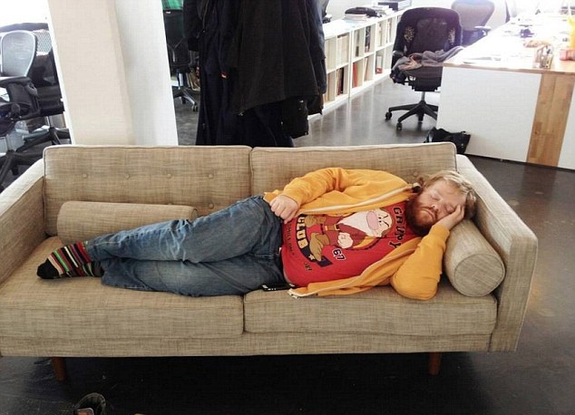 Κοιμήθηκε στη δουλειά και έγινε viral [photos] - Φωτογραφία 2