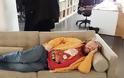 Κοιμήθηκε στη δουλειά και έγινε viral [photos]