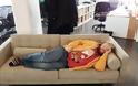 Κοιμήθηκε στη δουλειά και έγινε viral [photos] - Φωτογραφία 2