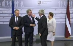 ΒΙΝΤΕΟ ΝΤΟΚΟΥΜΕΝΤΟ - Ο Γιούνκερ, τύφλα στο μεθύσι, ρίχνει σκαμπίλια στους ηγέτες της ΕΕ... [video] - Φωτογραφία 1