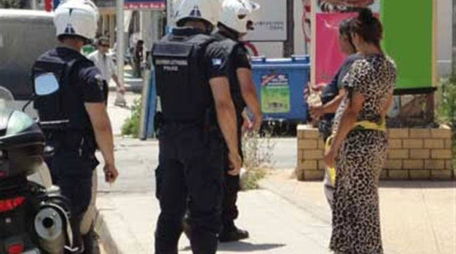 Αγρίνιο: Επίθεση ΡΟΜΑ σε αστυνομικούς και πρόκληση ζημιών σε περιπολικά - Φωτογραφία 1