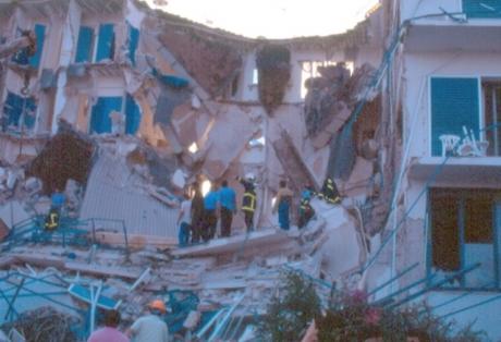 Aίγιο: Ο Εγκέλαδος αφήνει νεκρούς και συντρίμια - Eίκοσι χρόνια από τον μεγάλο σεισμό - Τι άλλαξε εκείνο το βράδυ - Φωτογραφία 1