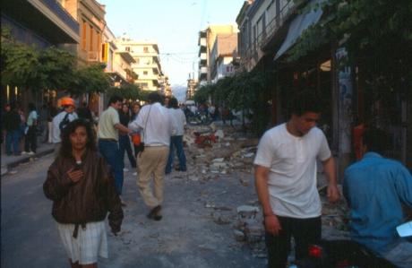 Aίγιο: Ο Εγκέλαδος αφήνει νεκρούς και συντρίμια - Eίκοσι χρόνια από τον μεγάλο σεισμό - Τι άλλαξε εκείνο το βράδυ - Φωτογραφία 3