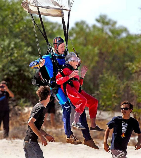 ΘΕΙΚΟ: Γιαγιά 100 ετών κάνει skydiving - Φωτογραφία 2
