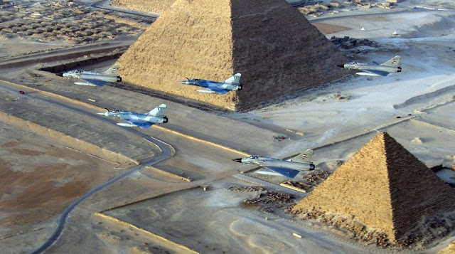 Ελληνικά μαχητικά «σκίζουν τους αιθέρες» πάνω από τις Πυραμίδες! Δείτε εντυπωσιακές φωτογραφίες και βίντεο - Φωτογραφία 1