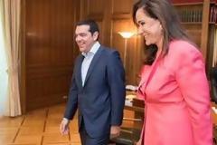 Ροκανίζει την καρέκλα Σαμαρά η Ντόρα - Ετοιμάζει απομπομπή...