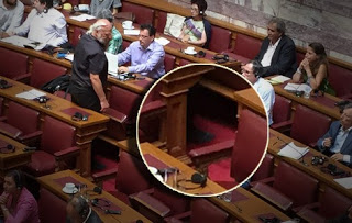 Σαν στο σπίτι σας Κύριε: Δείτε πως κυκλοφορούσε το δεξί χέρι της Κωνσταντοπούλου στη Βουλή... [photos] - Φωτογραφία 1