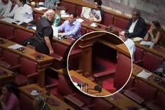 Σαν στο σπίτι σας Κύριε: Δείτε πως κυκλοφορούσε το δεξί χέρι της Κωνσταντοπούλου στη Βουλή... [photos]
