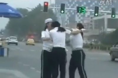 Γυναίκες τροχονόμοι μαλλιοτραβήχτηκαν στη μέση του δρόμου (Video) - Φωτογραφία 1