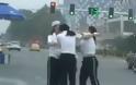 Γυναίκες τροχονόμοι μαλλιοτραβήχτηκαν στη μέση του δρόμου (Video)