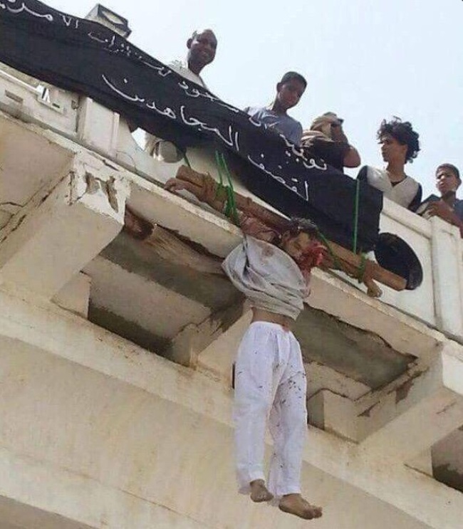 ΕΙΚΟΝΕΣ ΠΟΥ ΚΟΒΟΥΝ ΤΗΝ ΑΝΑΣΑ: Η Αλ Κάιντα σταύρωσε και κρέμασε δύο «κατασκόπους» των ΗΠΑ στην Υεμένη [photos] - Φωτογραφία 2