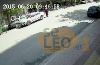Βίντεο-σοκ: Οδηγός κάνει όπισθεν και χτυπάει με σφοδρότητα ηλικιωμένη στη Θεσσαλονίκη [video] - Φωτογραφία 1