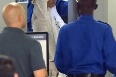 Συμβαίνουν και σε αυτούς! Η σταρ πέρασε από εξονυχιστικό έλεγχο στο αεροδρόμιο! [photos]