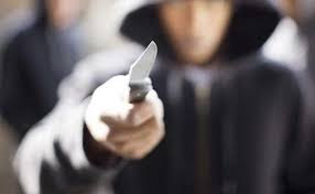 Νεαρός με μαχαίρι λήστεψε σούπερ μάρκετ στη Χίο - Φωτογραφία 1
