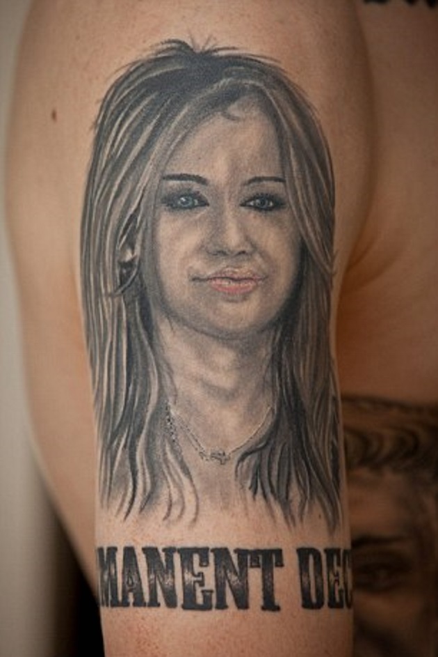 Ξόδεψε πάνω από 4000 ευρώ σε τατουάζ με τη Miley Cyrus κι εκείνη...[photos] - Φωτογραφία 3