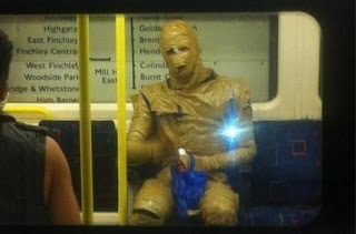 ΑΥΤΟΙ είναι οι πιο περίεργοι άνθρωποι που μπορεί να συναντήσεις στο μετρό - Φωτογραφία 1