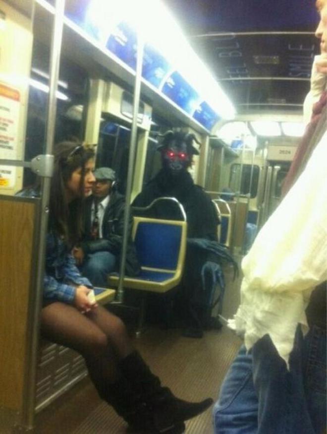 ΑΥΤΟΙ είναι οι πιο περίεργοι άνθρωποι που μπορεί να συναντήσεις στο μετρό - Φωτογραφία 16