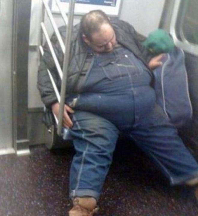 ΑΥΤΟΙ είναι οι πιο περίεργοι άνθρωποι που μπορεί να συναντήσεις στο μετρό - Φωτογραφία 2
