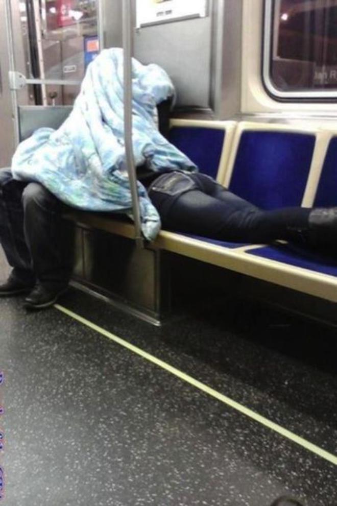 ΑΥΤΟΙ είναι οι πιο περίεργοι άνθρωποι που μπορεί να συναντήσεις στο μετρό - Φωτογραφία 4