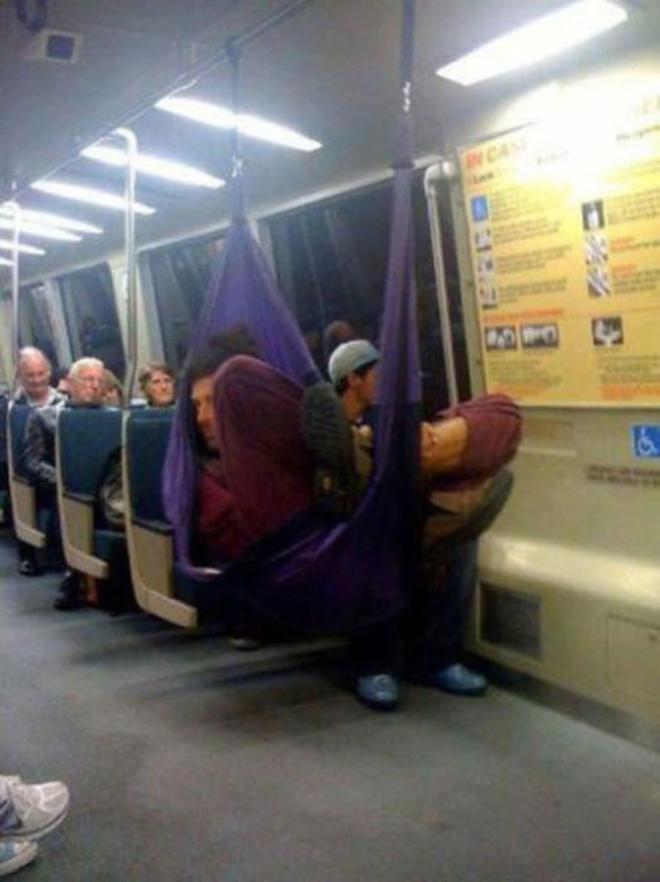 ΑΥΤΟΙ είναι οι πιο περίεργοι άνθρωποι που μπορεί να συναντήσεις στο μετρό - Φωτογραφία 6