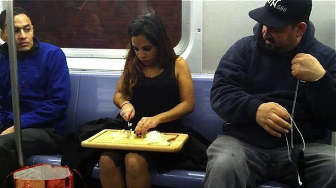 ΑΥΤΟΙ είναι οι πιο περίεργοι άνθρωποι που μπορεί να συναντήσεις στο μετρό - Φωτογραφία 7