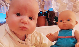 ΔΕΝ ΥΠΑΡΧΕΙ ΑΥΤΟ: 20 Μωρά που μοιάζουν ακριβώς με τις κούκλες τα παιχνίδια τους. [photos] - Φωτογραφία 1