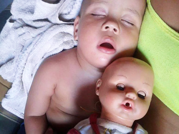 ΔΕΝ ΥΠΑΡΧΕΙ ΑΥΤΟ: 20 Μωρά που μοιάζουν ακριβώς με τις κούκλες τα παιχνίδια τους. [photos] - Φωτογραφία 19