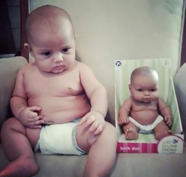 ΔΕΝ ΥΠΑΡΧΕΙ ΑΥΤΟ: 20 Μωρά που μοιάζουν ακριβώς με τις κούκλες τα παιχνίδια τους. [photos] - Φωτογραφία 5
