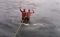 ΑΠΙΣΤΕΥΤΟ: Δύο άνδρες κάνουν σέρφινγκ... στην πλάτη φαλαινοκαρχαρία [video]