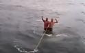 ΑΠΙΣΤΕΥΤΟ: Δύο άνδρες κάνουν σέρφινγκ... στην πλάτη φαλαινοκαρχαρία [video] - Φωτογραφία 2