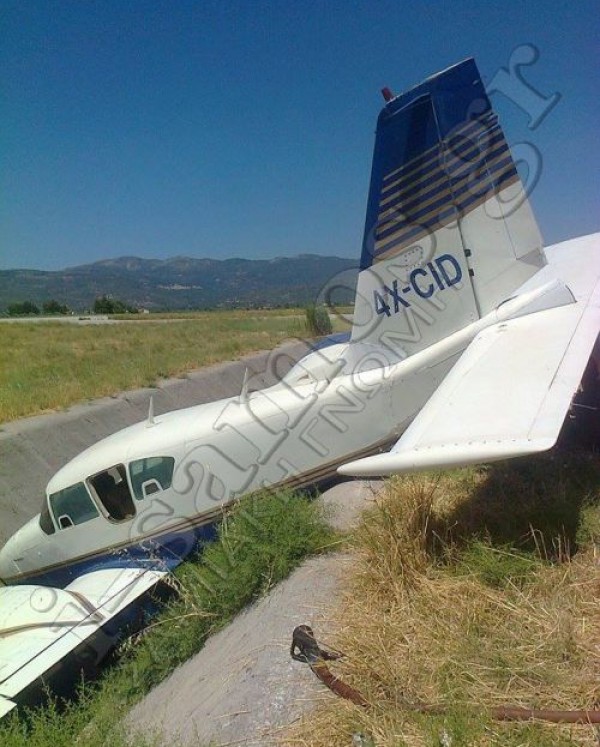 Σάμος: Τρομακτική απογείωση για αεροσκάφος - Το έριξε στο χαντάκι - Φωτογραφία 3