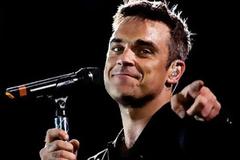 Αυτή είναι η  Ελληνίδα που ανέβασε στη σκηνή ο Robbie Williams και τρέλανε τους θεατές [photos]