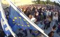 Πάτρα: Μένουμε Ευρώπη - Συγκέντρωση με σημαίες και σφυρίχτρες στην πλατεία Γεωργίου