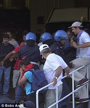 Απίστετη επίθεση Daily Mail στον Τσίπρα με φωτογραφίες από τη Γένοβα [photos] - Φωτογραφία 2